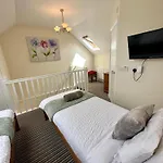 Апартаменты Welbury Sleeps 2 Pet Friendly & Parking Нортхаллертон